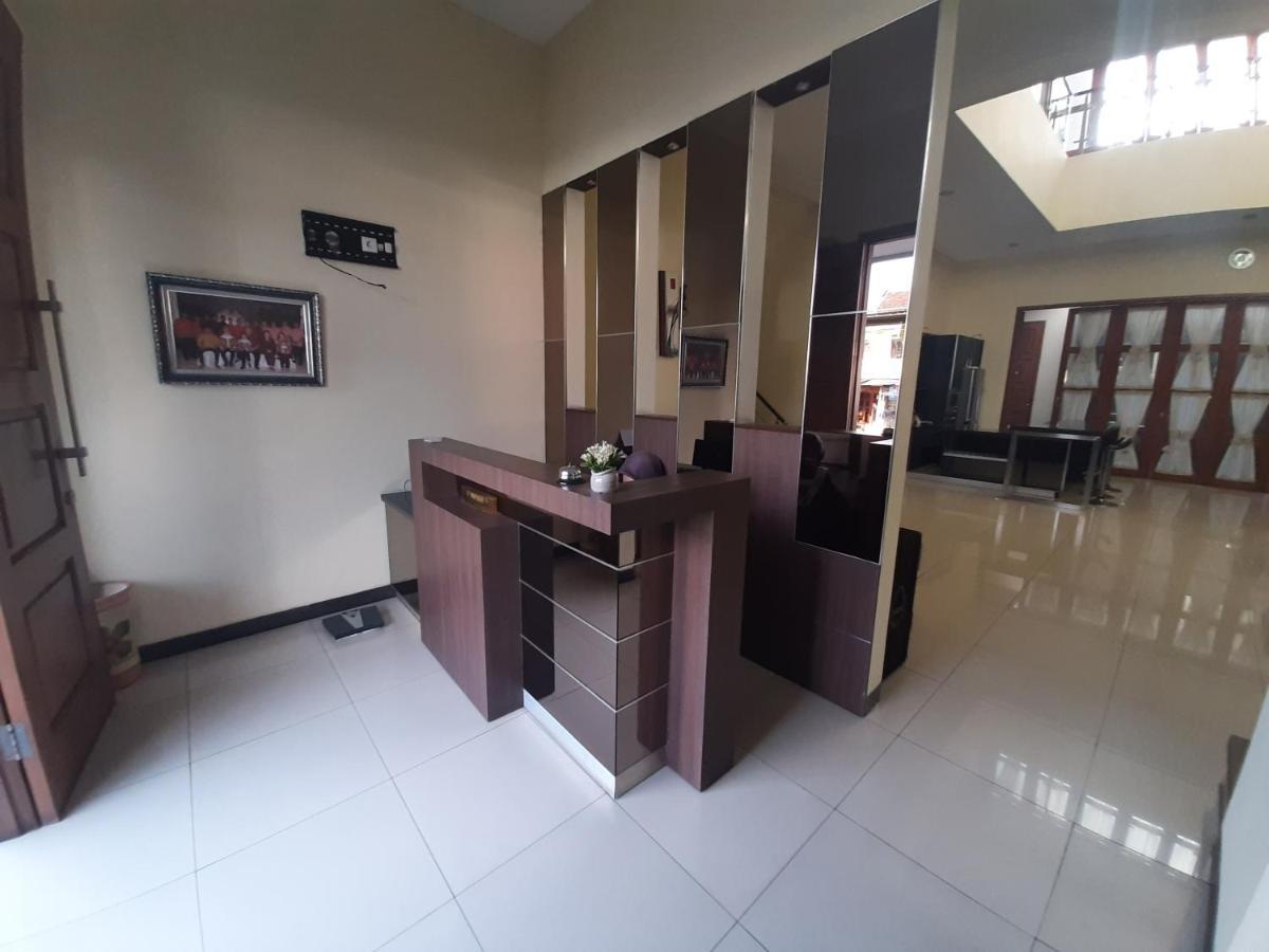 Alloro Guesthouse Pacitan Ngoại thất bức ảnh